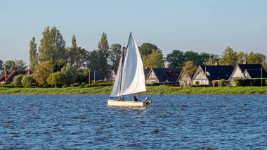 Hollanda, Friesland, Oudega yakınlarındaki IJsselmeer 'de yelken açmak.