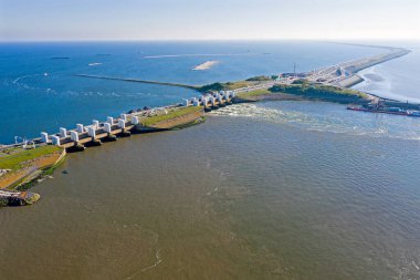 Hollanda 'daki Afsluitdijk' teki Kronwerderzand 'ın hava sahası.