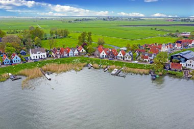Hollanda 'daki IJsselmeer' deki Durgerdam antik köyünden bir hava aracı.