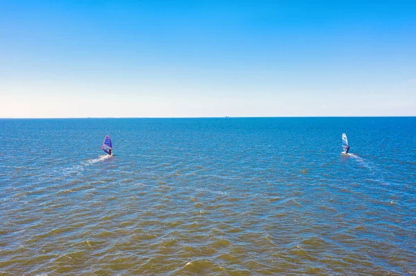 オランダのワデン海の2人のサーファーからの空中 — ストック写真