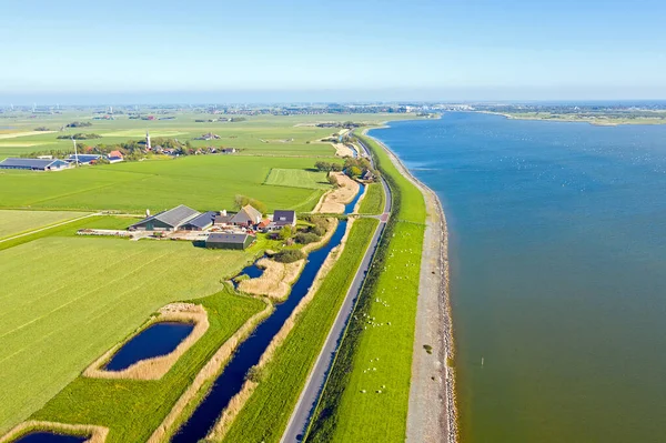 オランダの田舎の典型的なオランダの風景からの空中 平らな風景と水 — ストック写真