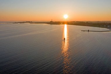 Hollanda 'daki Lemmer yakınlarındaki IJsselmeer' de güzel bir günbatımından kalma hava.
