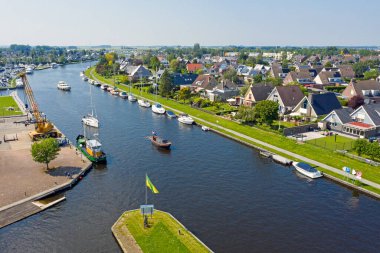 Hollanda 'daki IJsselmeer' deki Lemmer şehrinden havadan.