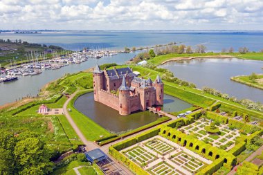 Hollanda 'daki IJsselmeer' deki ortaçağ Muiderslot şatosundan havadan.