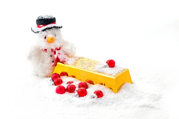 Рождественский Человек Золотым Баром Красными Рождественскими Шарами Снегу — стоковое фото