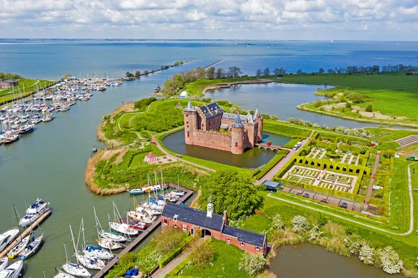 Aéreo Castelo Medieval Muiderslot Ijsselmeer Nos Países Baixos — Fotografia de Stock