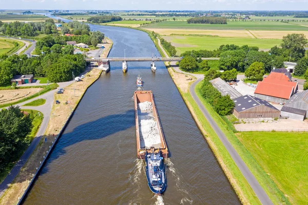 Hollanda Friesland Daki Prens Margriet Kanalı Nda Yük Gemisinden Gelen — Stok fotoğraf