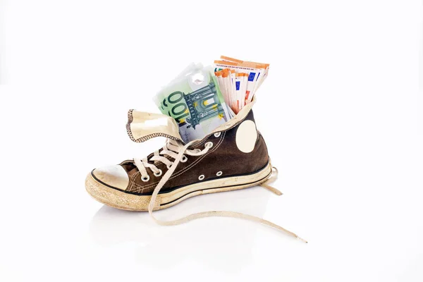白底旧运动鞋里的欧元钞票 — 图库照片