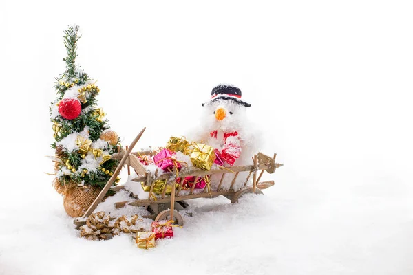 Julgubbe Trävagn Med Presenter Vid Julgranen Snön Vit Bakgrund — Stockfoto