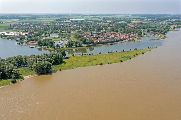 Luchtfoto Van Stad Woudrichem Aan Merwede Nederland Een Overstroomd Landschap — Stockfoto