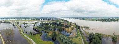 Loevestein Şatosu 'ndan Merwede Nehri' ne kadar uzanan hava manzarası Hollanda 'da sel basmış bir arazide.