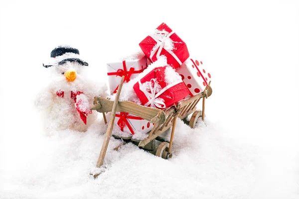 Weihnachtsmann Mit Einem Holzwagen Voller Geschenke Schnee — Stockfoto
