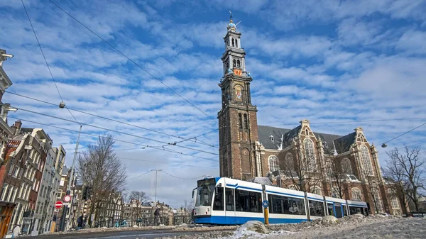 オランダのヴェスターケルク近くの冬の雪に覆われたアムステルダムからの街の風景 — ストック写真