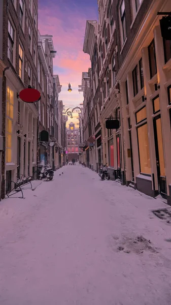 アムステルダムの冬の雪の赤い光地区日没でオランダ — ストック写真