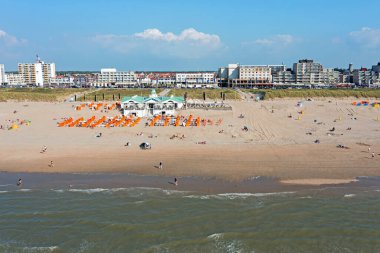 Hollanda 'daki Noordwijk aan Zee sahilinden güzel bir yaz gününde havadan.