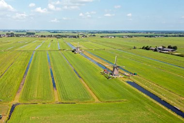 Hollanda 'daki Aarlanderveen yakınlarındaki Viermolengang' ın dört yel değirmeninden ikisinden gelen hava.