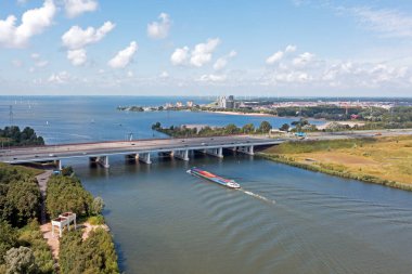 Hollanda 'daki IJsselmeer' de Amsterdam yakınlarındaki Hollandsche Brug otobanı A6 'dan kalkan hava aracı.