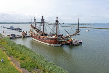 Amsterdam Hollanda limanındaki geleneksel bir yelkenli gemisinden havadan.