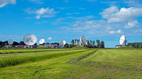 Receptores Antena Grande Para Comunicação Por Satélite Burum — Fotografia de Stock