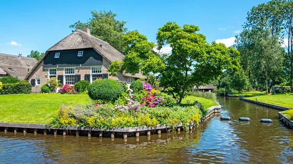 Traditioneel Boerenhuis Een Mooie Zomerse Dag Het Platteland Uit Nederland — Stockfoto