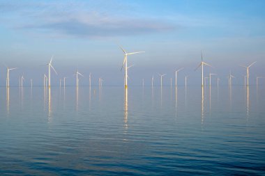 Hollanda 'daki Afsluitdijk' te IJsselmeer 'de yel değirmenleri