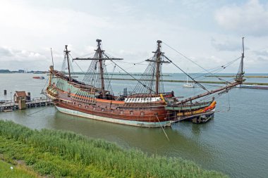 Amsterdam Hollanda limanındaki geleneksel bir yelkenli gemisinden havadan.