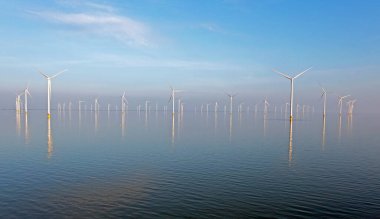 Hollanda 'daki Afsluitdijk' teki IJsselmeer 'deki yel değirmenlerinden.