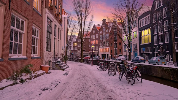オランダの冬の雪に覆われたアムステルダムからの街の風景 — ストック写真