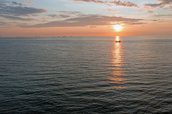 Zdjęcie Statku Rybackiego Morzu Północnym Frachtowców Horyzoncie Zachodzie Słońca Niderlandach — Zdjęcie stockowe