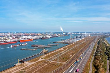 Hollanda 'daki Rotterdam limanındaki sanayi havacılığı.