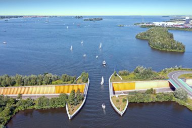 Hollanda 'daki Harderwijk yakınlarındaki Veluwemeer' deki su kanalından.