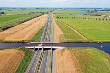 Hollanda Friesland 'daki Leppa Aquaduct' tan havadan.