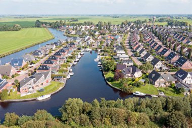 Hollanda 'nın Friesland bölgesindeki Nes' de küçük kanalları olan tipik bir Hollanda köyünden havadan.