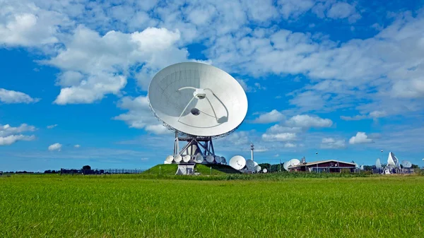 Receptores Antena Grande Para Comunicação Por Satélite Burum — Fotografia de Stock