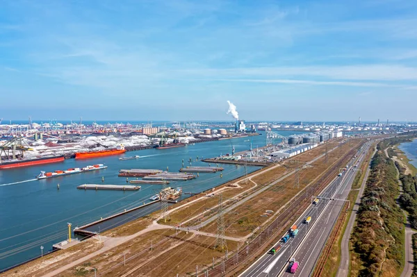 Hollanda 'daki Rotterdam limanındaki sanayi havacılığı.