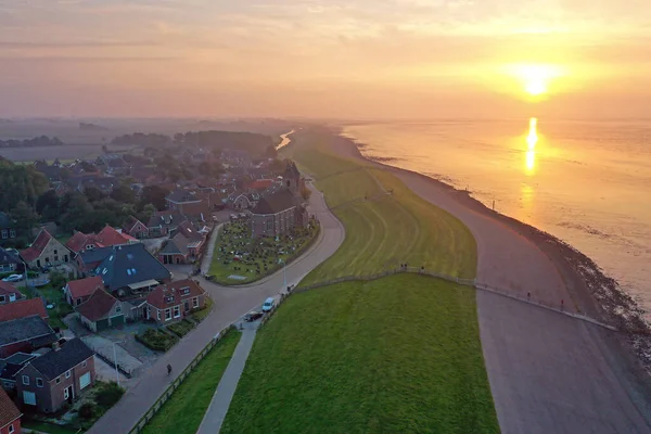 Vzduch Vesnice Wierum Waddenského Moře Nizozemsku Při Západu Slunce — Stock fotografie