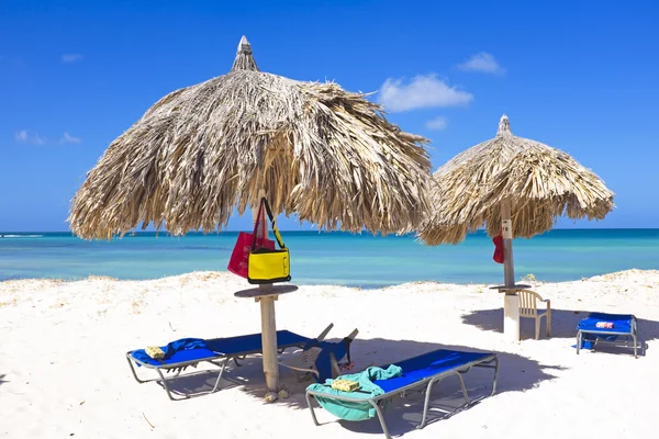 Ombrelli di paglia sulla spiaggia — Foto Stock