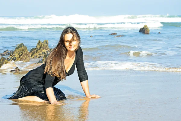 Hermosa mujer en el océano — Foto de Stock