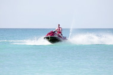 adam bir jet ski üzerinde seyir
