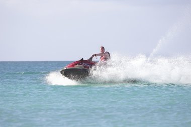 adam bir jet ski üzerinde seyir