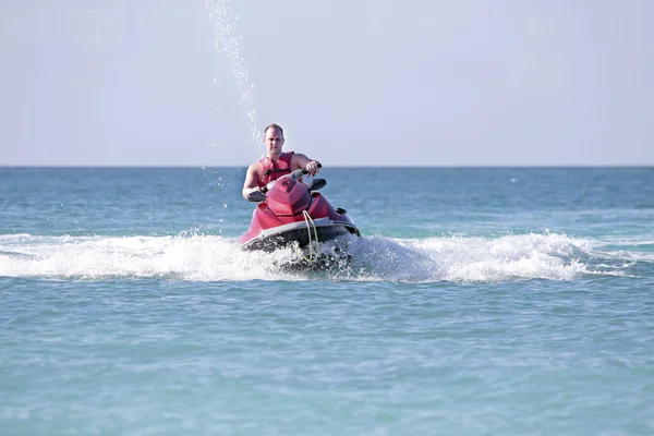 Guy cruising op een jet ski — Stockfoto