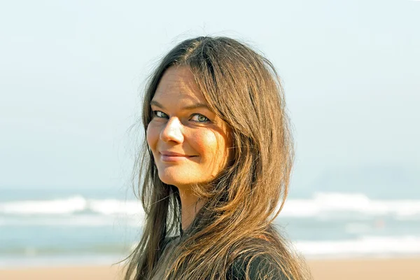 Vrouw op het strand — Stockfoto