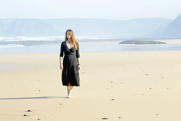 Mulher andando na praia — Fotografia de Stock