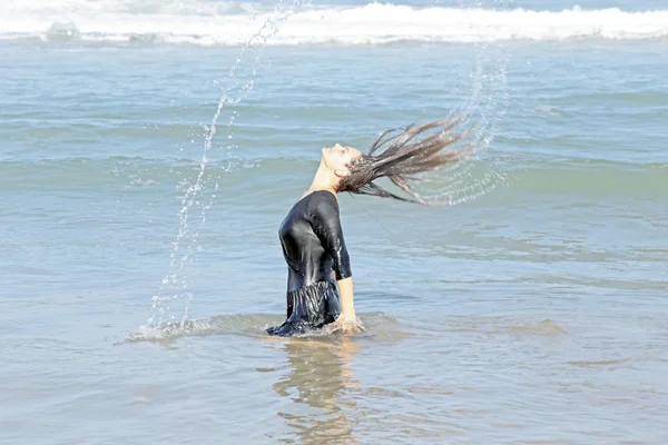 Donna in posa in acqua — Foto Stock