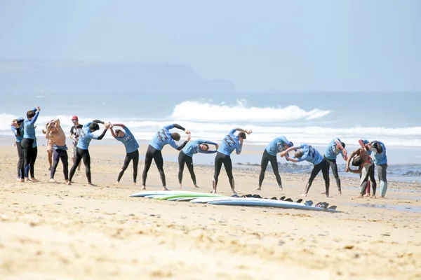 Surfisti che fanno esercizi sulla spiaggia — Foto Stock