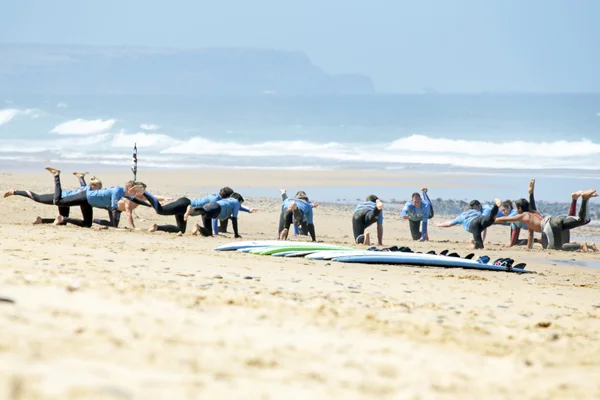 Surfers που κάνει ασκήσεις στην παραλία — Φωτογραφία Αρχείου