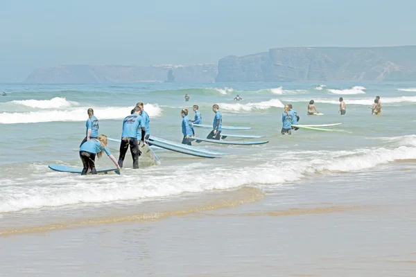 Surfistas recebendo aulas de surf — Fotografia de Stock