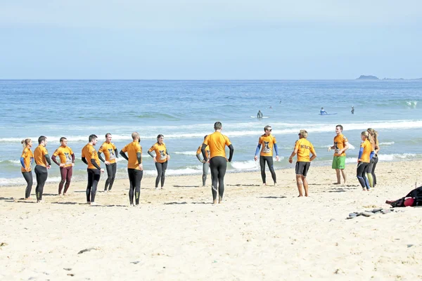 Surfistas haciendo ejercicios —  Fotos de Stock