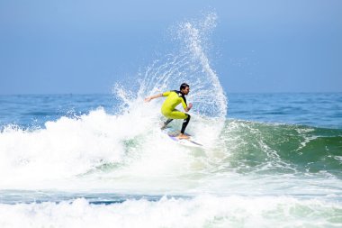 Profesyonel sörfçü bir dalga sörf