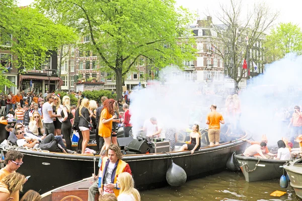 Amsterdam kanallarında tekne ve insanlar dolu — Stok fotoğraf